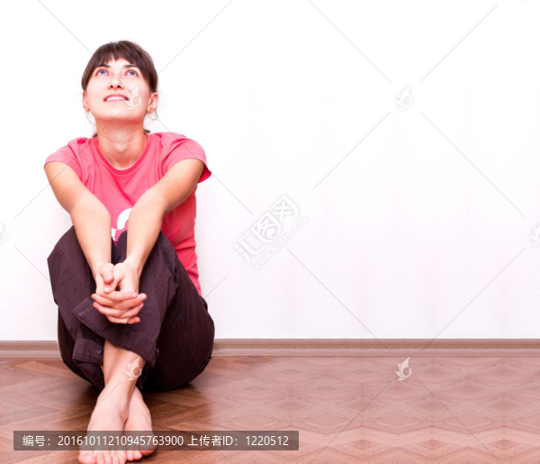 快樂的女人坐在墻上