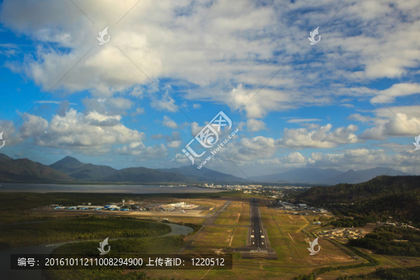 在陽(yáng)光明媚的一天降落在凱恩斯機(jī)場(chǎng)