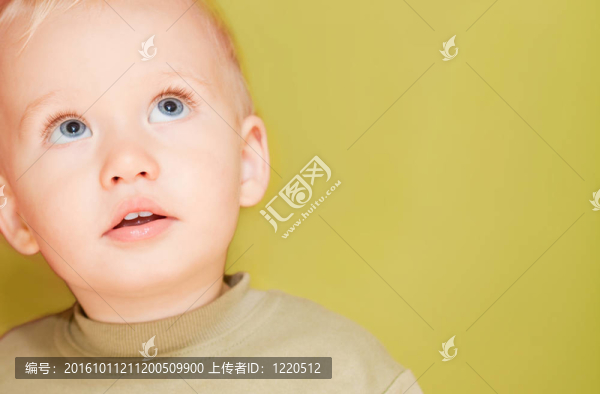 小男孩向上看