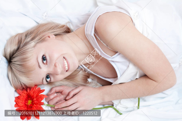 好看的女人在床上