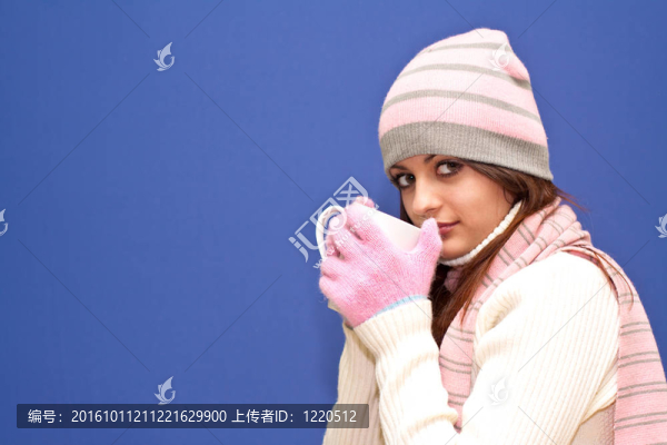 穿著可愛的女孩的杯子