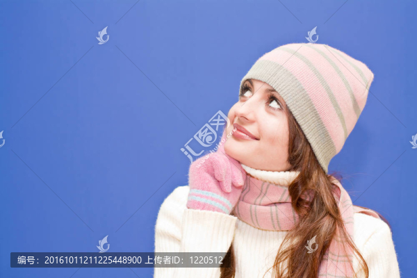 穿好衣服的女孩；藍(lán)色背景