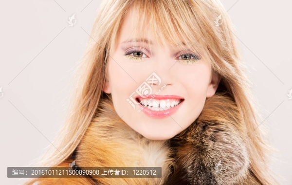 可愛的少女在毛皮