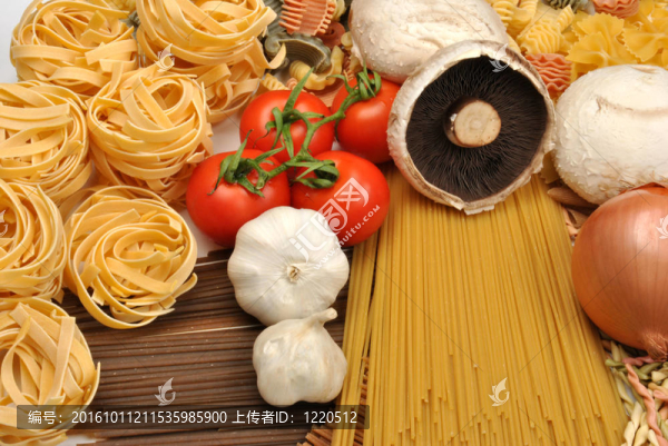 自制面條和有機(jī)扁平大蘑菇