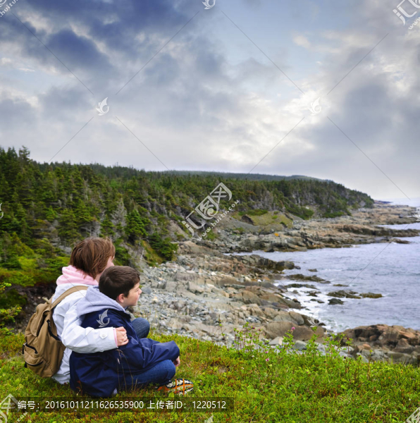 孩子們坐在大西洋海岸在紐芬蘭島