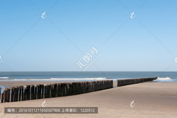 具有波浪破碎機的海灘