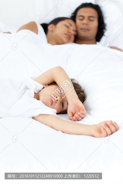 小男孩在床上放松