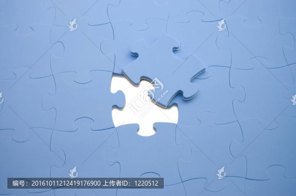 掉落了一個藍(lán)色拼圖的一部分