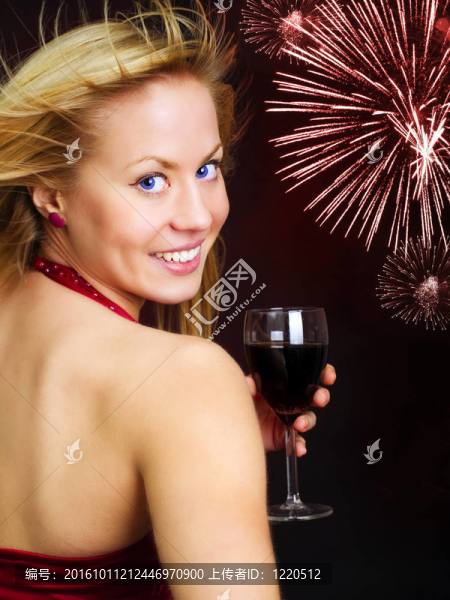 微笑的金發(fā)女人拿著酒慶祝新年