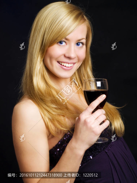 微笑的金發(fā)女人拿著酒慶祝
