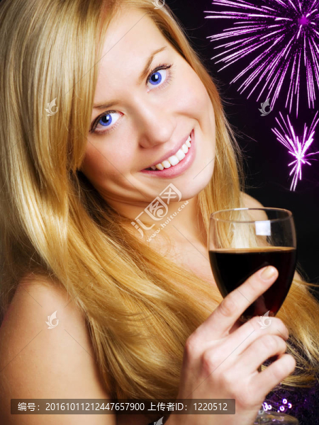 微笑的金發(fā)女人拿著酒慶祝