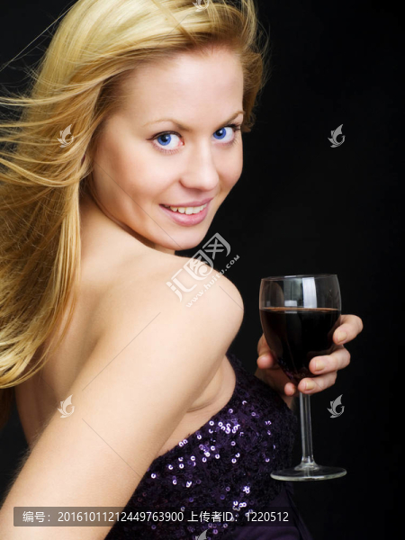 微笑的美女手捧美酒慶祝新年