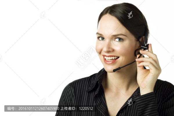迷人的女人與耳機(jī)隔絕白色
