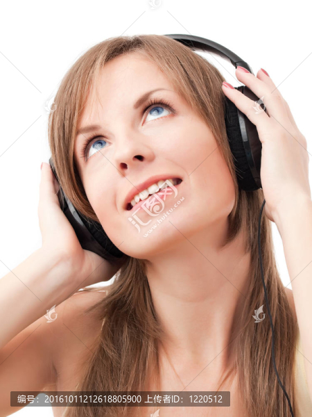 用耳機(jī)聽音樂(lè)音樂(lè)的女孩
