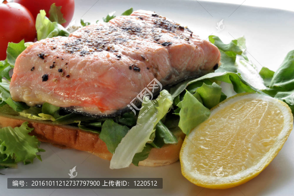 烤有機(jī)野生鮭魚牛排吐司