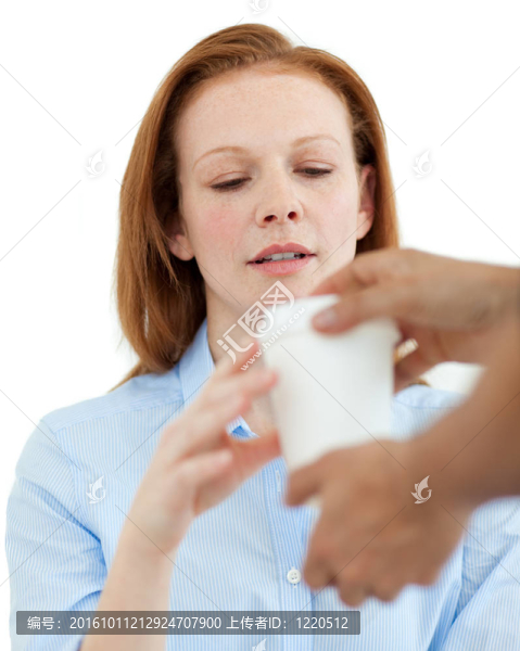 喝一杯咖啡的商人