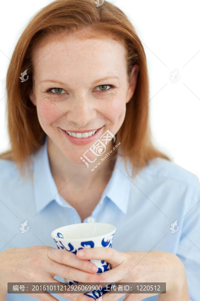 一個(gè)微笑的商人拿著一杯茶的肖像