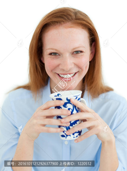 年輕的商人拿著一杯咖啡