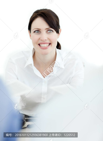 微笑的女商人孤立在白色背景