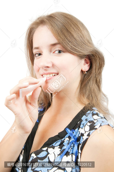 女孩涂上白色的口紅