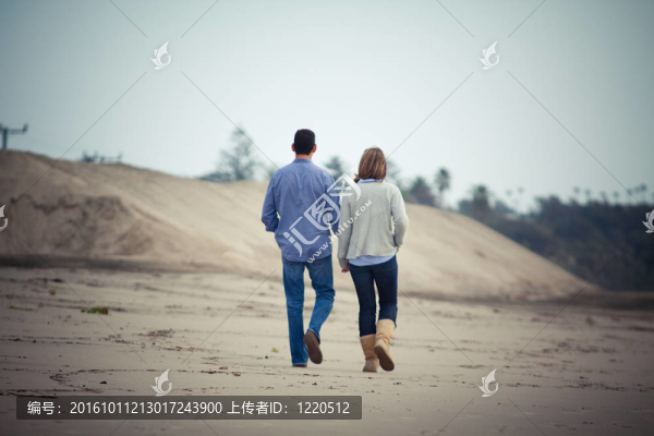 情侶在愛走在海灘上