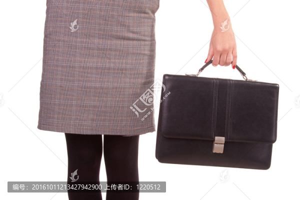 女人和一個(gè)黑色的皮包。