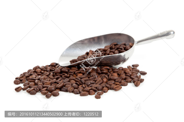 咖啡豆和白色的銀勺