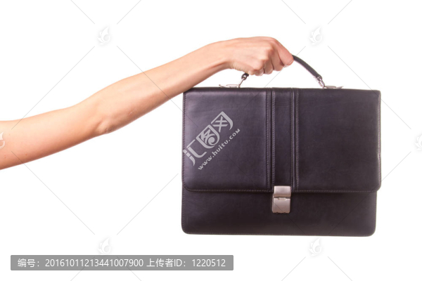 女人的手和手提箱。