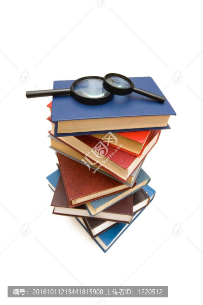 放大鏡在書堆上