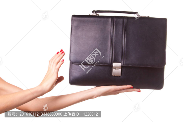 女人的手和手提箱。
