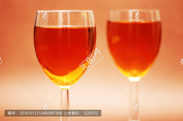 在明亮的燈光下兩個酒杯