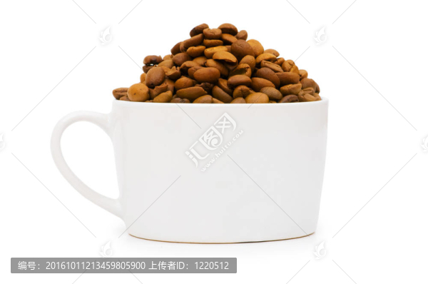 白色的杯子和咖啡豆