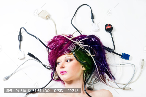 女人躺在地板上，用電線和插頭