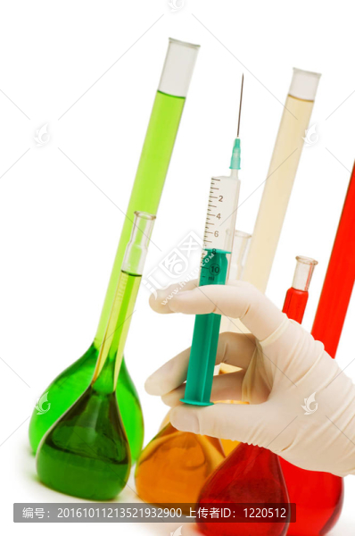 用注射器和試管在白色上分離的手