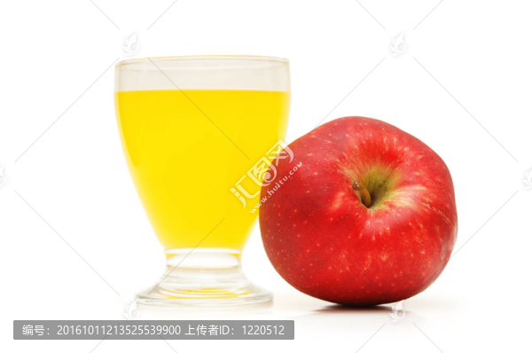 橙汁和紅蘋(píng)果在白色上分離