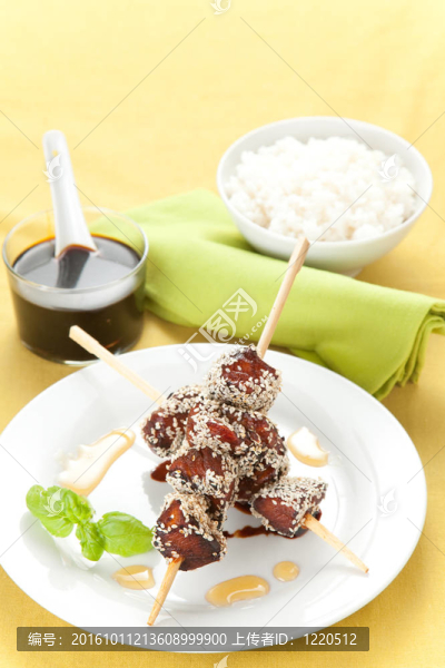 雞肉串芝麻和醬油