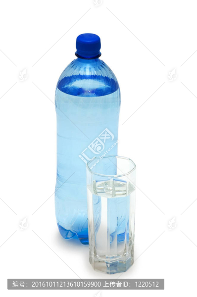 瓶和水隔離在白色的水