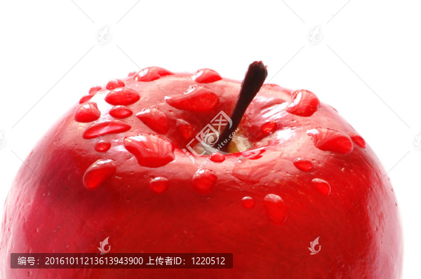用水滴接近紅蘋果