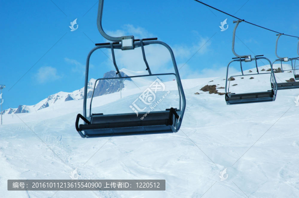 在明亮的冬天的滑雪纜車
