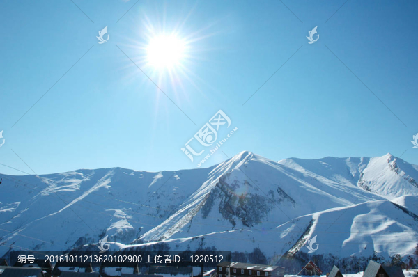 在冬天的雪下的高山