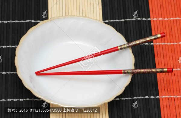 木墊上的白色盤子和筷子