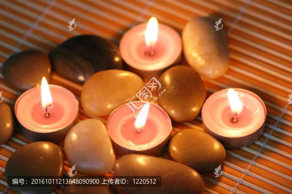 芳香蠟燭和卵石溫泉會議
