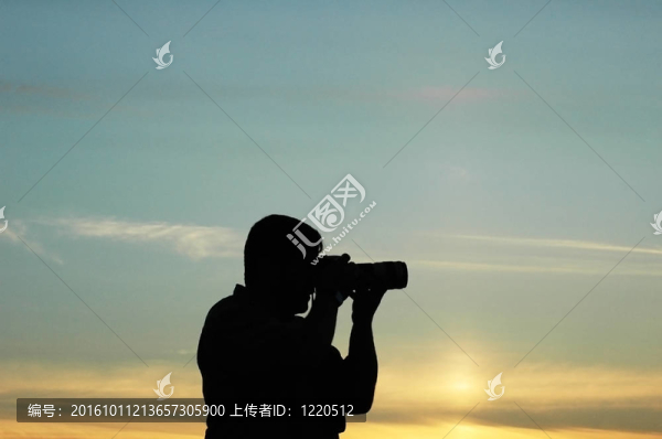 日落期間攝影師的剪影