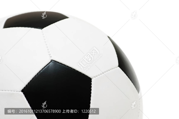 足球與白色和黑色的五邊形分離