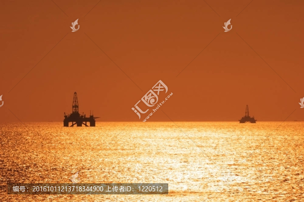 兩個(gè)海上石油鉆井平臺(tái)在日落期間在Caspian,SE