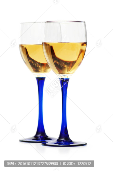 在白色的兩個酒杯上分離