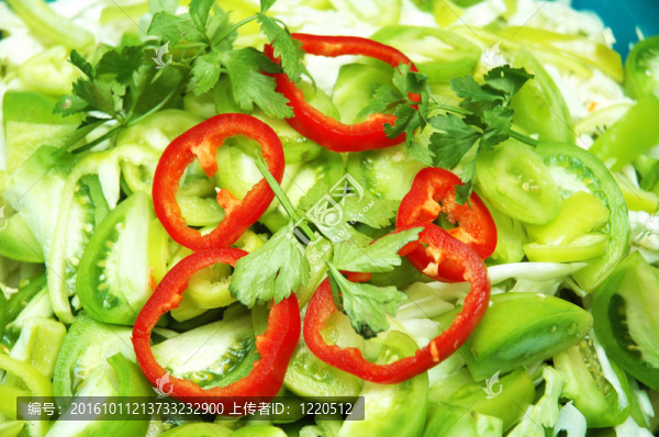 沙拉與新鮮的香草和甜椒
