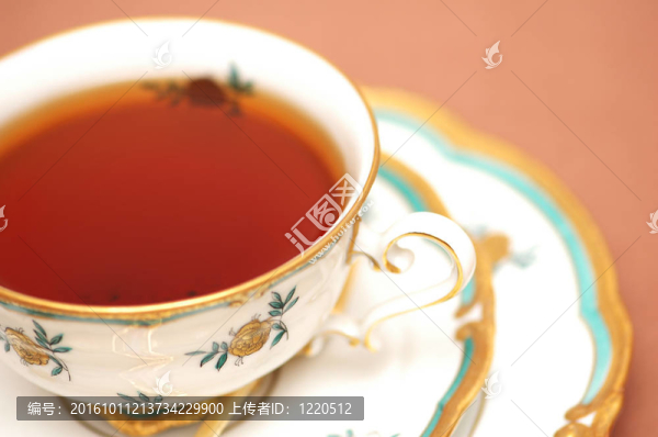 一杯紅茶在米色背景