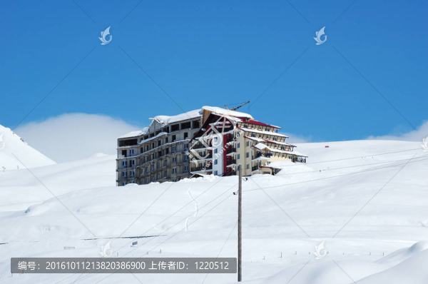 山頂上覆蓋著雪的大旅館