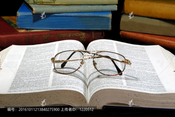 舊書和眼鏡